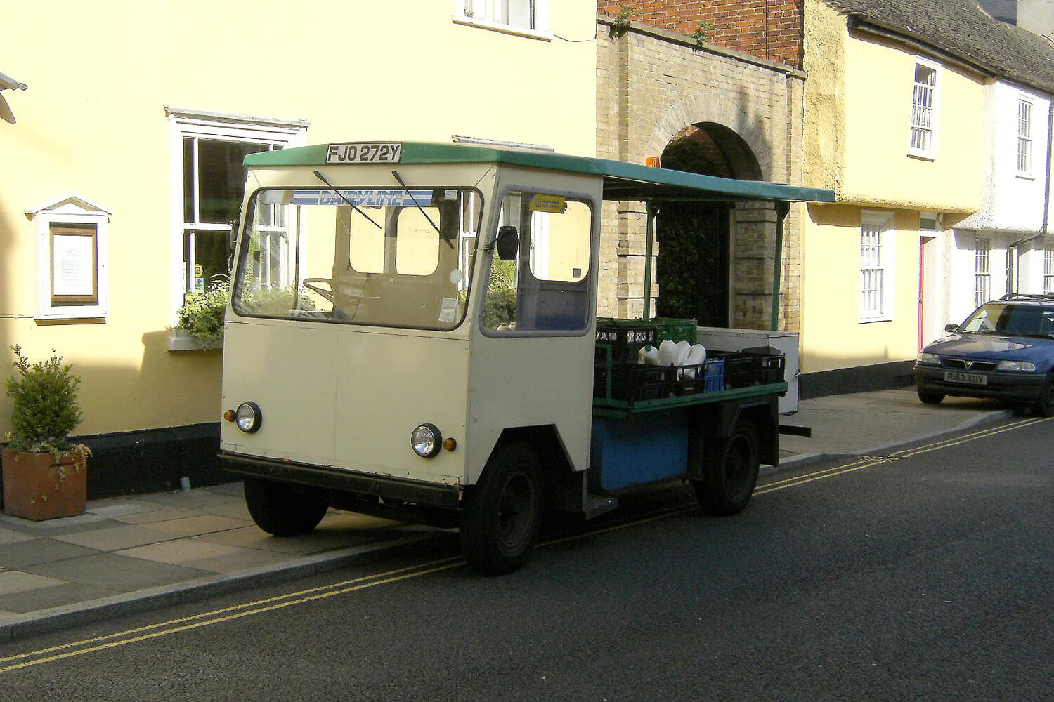 Vintage electric milk float / Flickr, Martin Pittett
